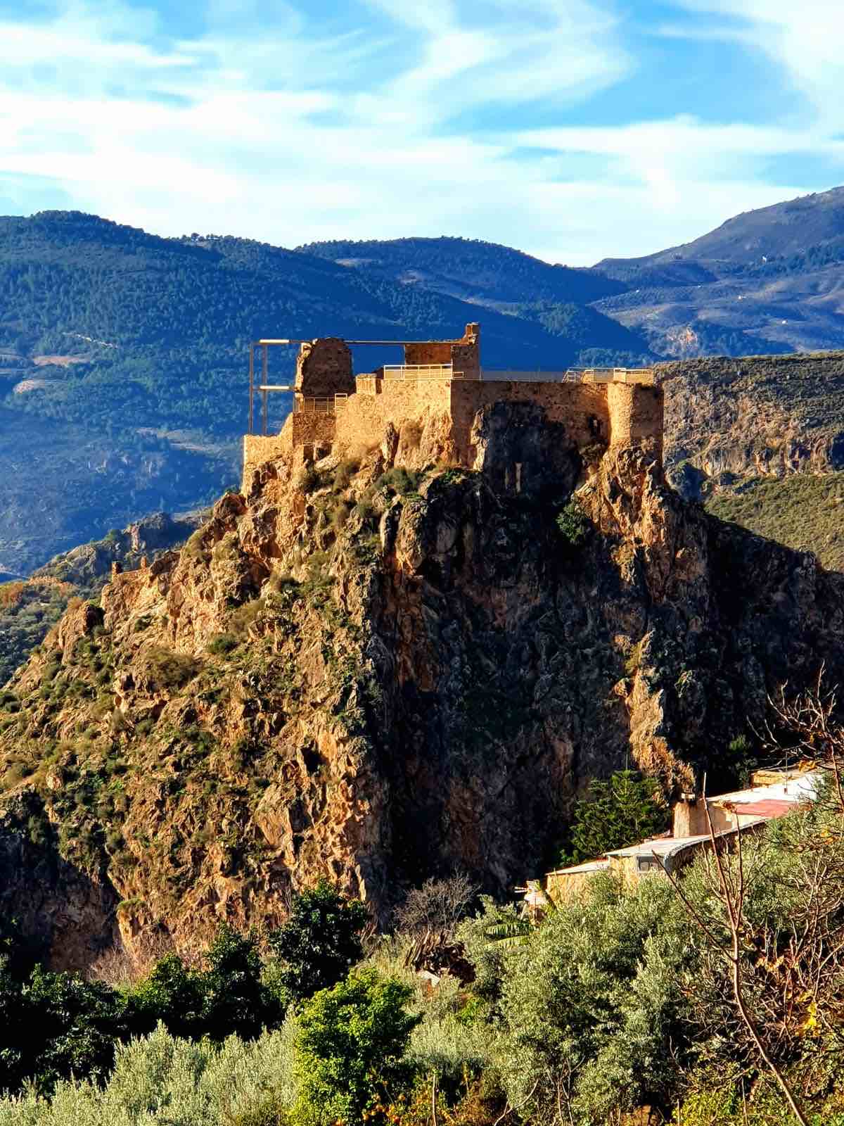 Castillo de Lanjarón uno de los rincones de la Alpujarra